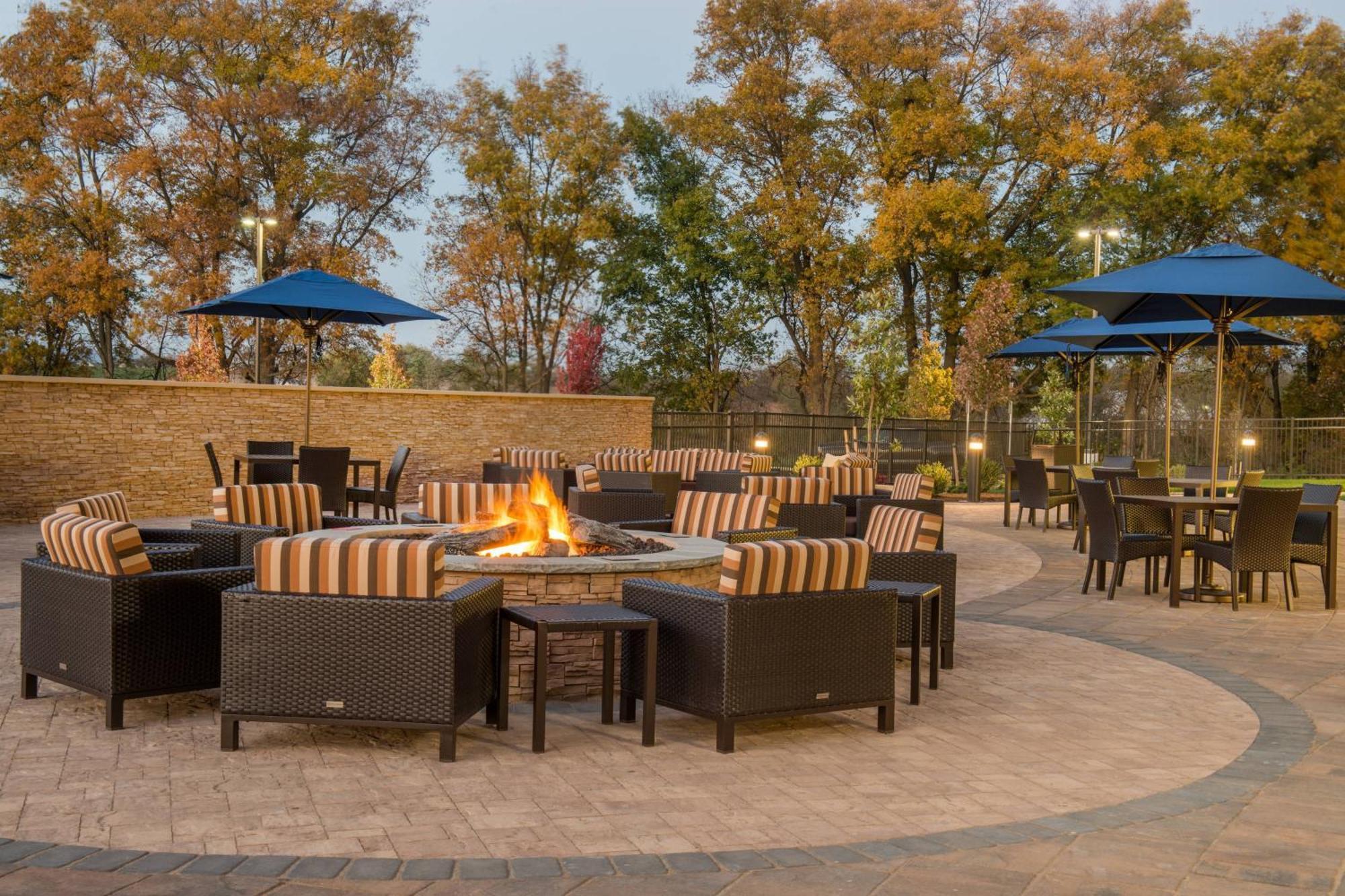 Courtyard By Marriott Shippensburg Hotel Екстериор снимка